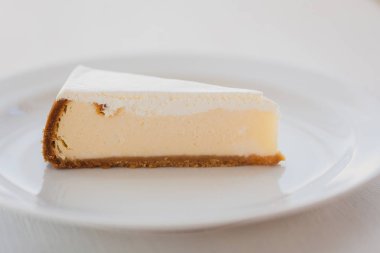 Parçası cheesecake beyaz tabak yakın Tarih