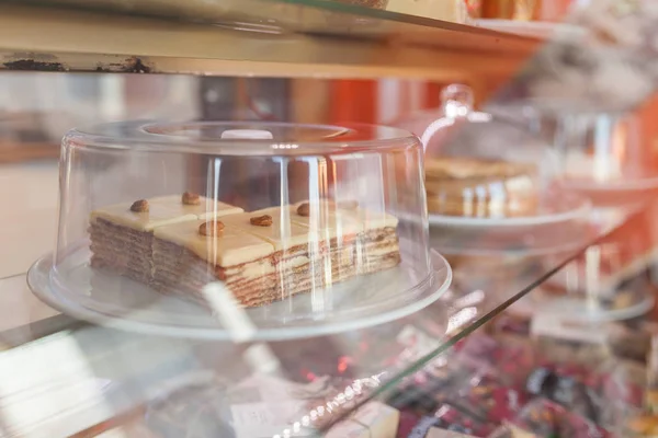 Tatlılar ve pastalar kafe vitrinde