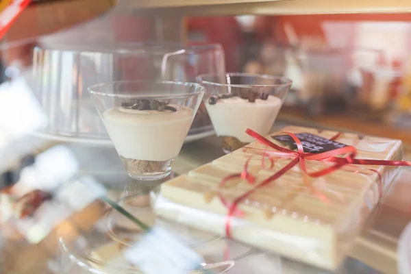 Tatlılar ve pastalar kafe vitrinde