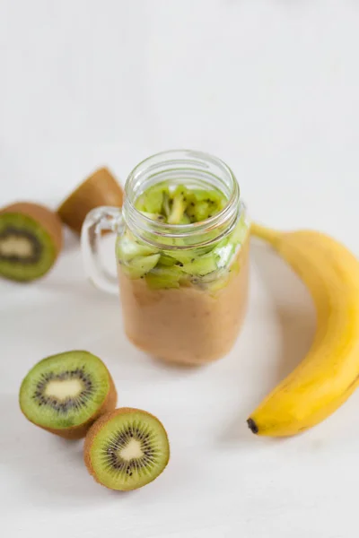 Φρέσκο υγιεινά smoothies φρούτων από ακτινίδιο, μπανάνα και μήλο σε ένα βάζο σε λευκό φόντο. Χορτοφάγους τροφίμων — Φωτογραφία Αρχείου
