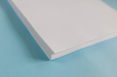 Boş ofis kağıt A4 Mock-Up mavi zemin üzerine. Yakın çekim