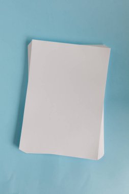 Boş ofis kağıt A4 Mock-Up mavi zemin üzerine