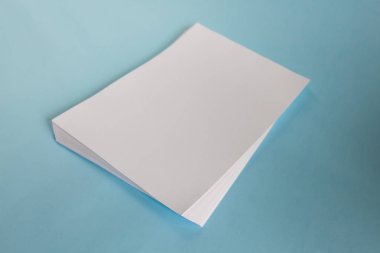 Boş ofis kağıt A4 Mock-Up mavi zemin üzerine