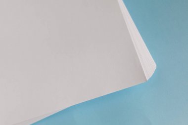 Boş ofis kağıt A4 Mock-Up mavi zemin üzerine. Yakın çekim