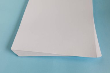 Boş ofis kağıt A4 Mock-Up mavi zemin üzerine. Yakın çekim