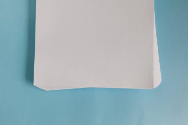 Boş ofis kağıt A4 Mock-Up mavi zemin üzerine. Yakın çekim