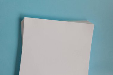 Boş ofis kağıt A4 Mock-Up mavi zemin üzerine. Yakın çekim