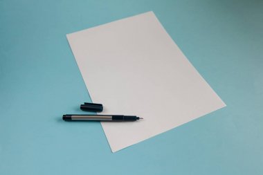 Boş ofis kağıt A4 Mock-Up mavi zemin üzerine. Yakın çekim