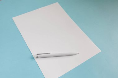 Boş ofis kağıt A4 Mock-Up mavi zemin üzerine. Yakın çekim