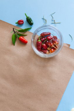 Kraft kağıt mockup. Mavi zemin üzerine kapak broşürü. Kırmızı biber