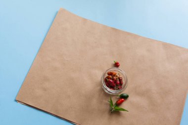 Kraft kağıt mockup. Mavi zemin üzerine kapak broşürü. Kırmızı biber