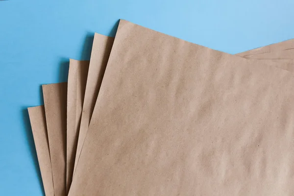 Kraft kağıt mockup. Mavi zemin üzerine kapak broşürü. Vintage tarzı