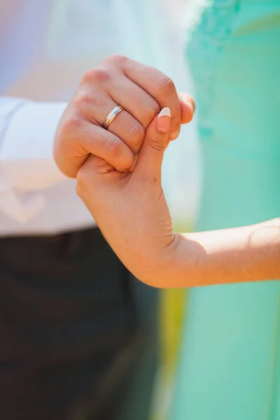 Ett älskande par innehav händerna nära — Stockfoto