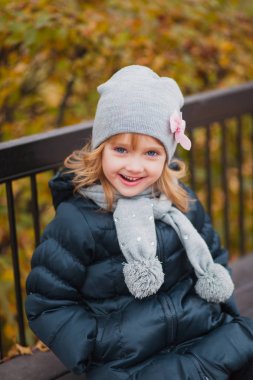 Beyaz bir kızın sonbahar portresi.