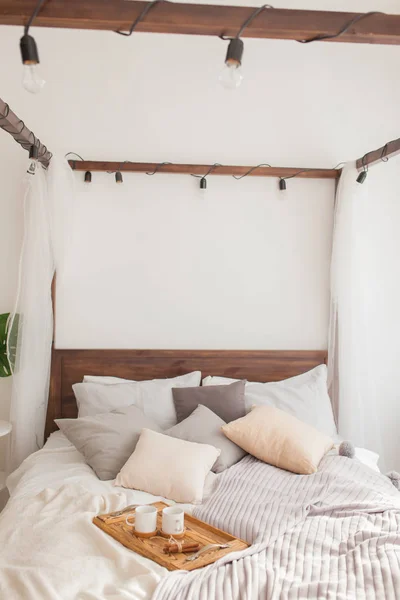 Bir tepsi beyaz iki kupalar tarçın çubuğu, Kahvaltı konsepti ile yatak