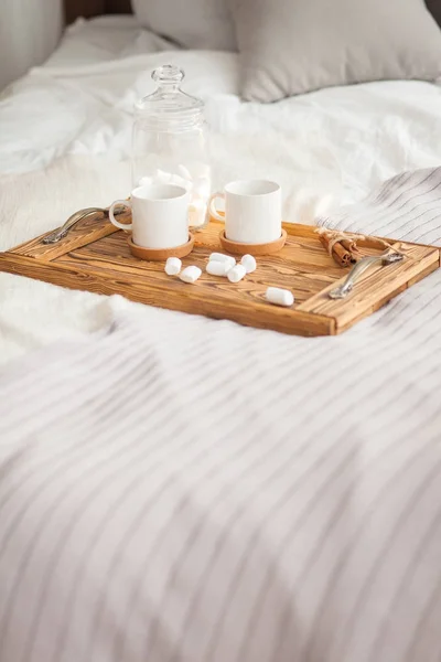白いトレイに 2 つのマグカップ ベッド シナモンスティック、朝食コンセプト — ストック写真