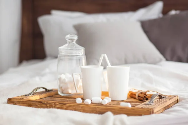 白いトレイに 2 つのマグカップ ベッド シナモンスティック、朝食コンセプト — ストック写真