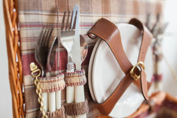 Bir piknik için kahverengi bir sepet içinde ayarlayın. Yakın çekim