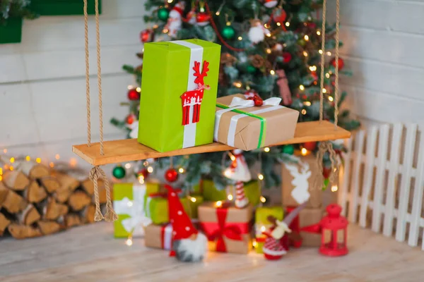 Arka plan ağaç üzerinde Noel hediyeleri