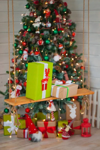 Arka plan ağaç üzerinde Noel hediyeleri