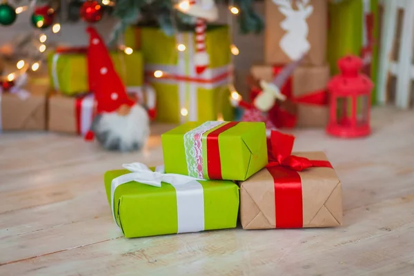 Arka plan ağaç üzerinde Noel hediyeleri