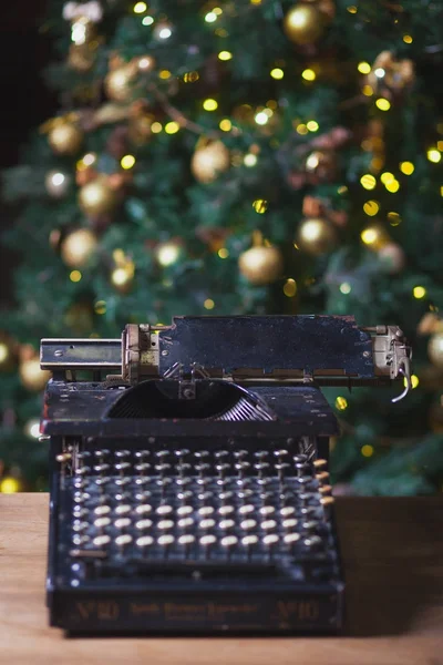 Tatil kavramı - retro siyah daktilo bir Noel ağacı arka plan üzerinde