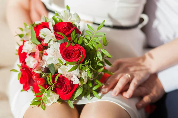 Bröllop bukett av rosor i brudar händer närbild — Stockfoto