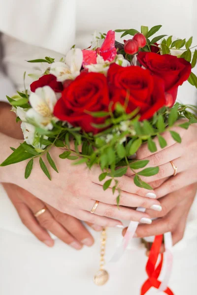 Bröllop bukett av rosor i brudar händer närbild — Stockfoto