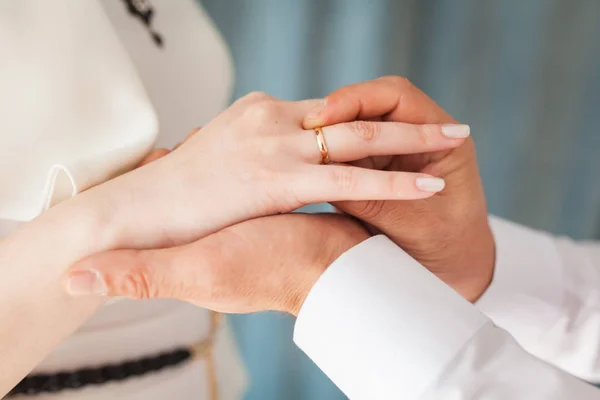 Bröllopsceremonin. Han lägger förlovningsringen på sitt finger närbild. Bruden och brudgummen — Stockfoto