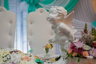 Düğün Aksesuar detayları. Restoran masa dekorasyonu. melek heykeli