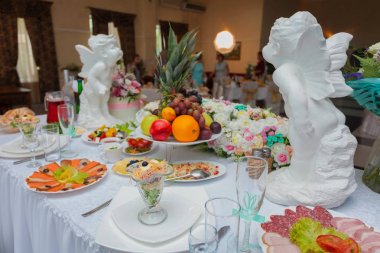 Düğün Aksesuar detayları. Restoran masa dekorasyonu. melek heykeli