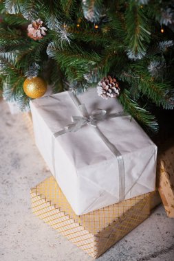 Hediyeler ile Noel ağacı. Ana sayfa