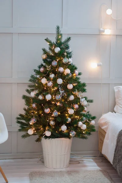 Christmas tree with gifts. Home — Stock Photo, Image