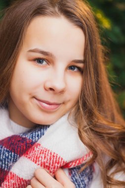 Güzel genç kız Noel ağacı süsleme. Yakın çekim portre