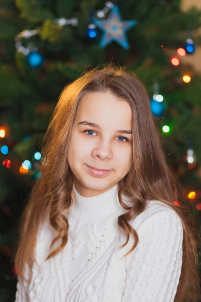 Menina adolescente bonita decorando a árvore de Natal. Retrato de close-up — Fotografia de Stock