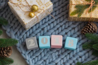 büyük çiftleşme mavi kareli tahta küpleri 2018. Yeni yıl ve Noel kavramı