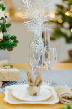 Noel yemeği için oturma odasına masa servis edildi.