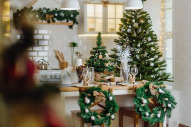 Noel yemeği için oturma odasına masa servis edildi.