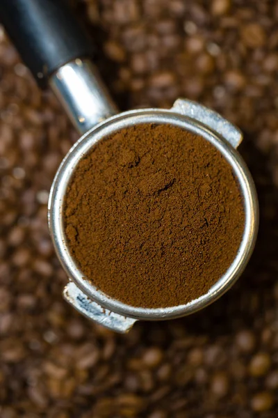 Closeup, Beautiful espresso portafilter full of fine arabica coffee grounds 免版税图库图片