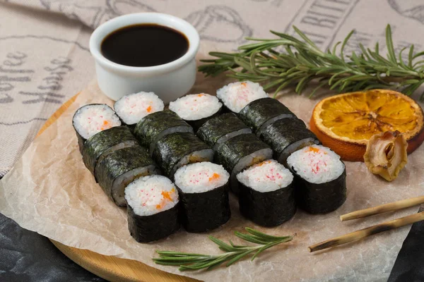 日本寿司食品。和米饭、雪蟹、鱼子酱一起滚到诺里去. 图库照片