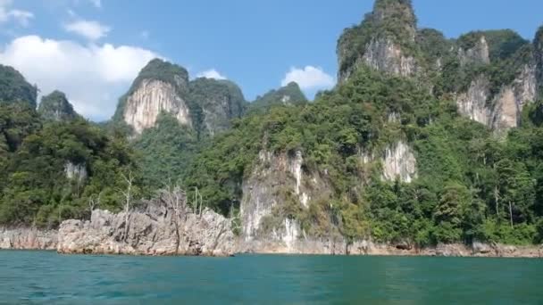 Nationalpark Khao Sok. Cheow Lan Damm, Ratchaprapha Damm oder Rajjaprabha Damm in Suratthani, Thailand — Stockvideo