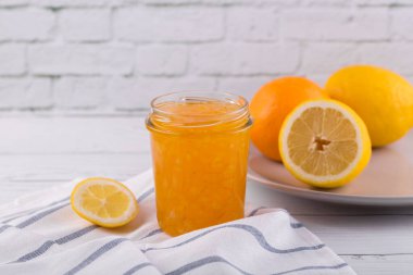 Cam kavanozda dilimlenmiş portakal ve portakal reçeli