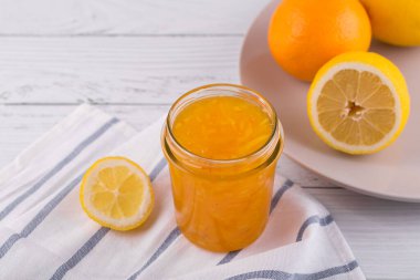 Cam kavanozda dilimlenmiş portakal ve portakal reçeli