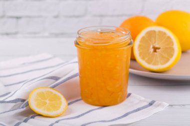 Cam kavanozda dilimlenmiş portakal ve portakal reçeli