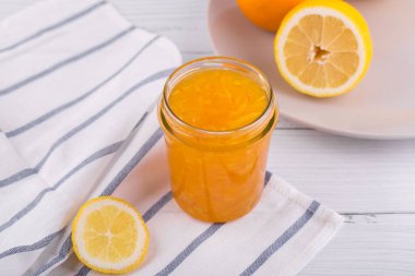 Cam kavanozda dilimlenmiş portakal ve portakal reçeli