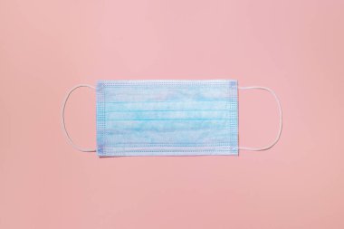 Pembe arka plan görünümlü tıbbi maske