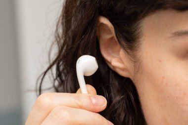 Çoklu ortam içeriğini dinleyen kız pasif öğrenme kavramı