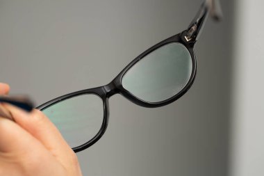 Gözlükleri göz muayenesi grafiğinin önünde kapat.