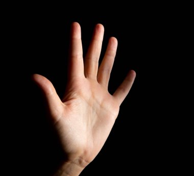 Siyah arka planda izole edilmiş karanlıkta elinizi kapatın.