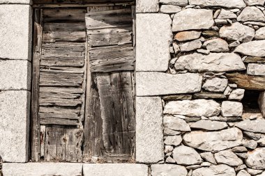 Terk edilmiş evin ahşap penceresi